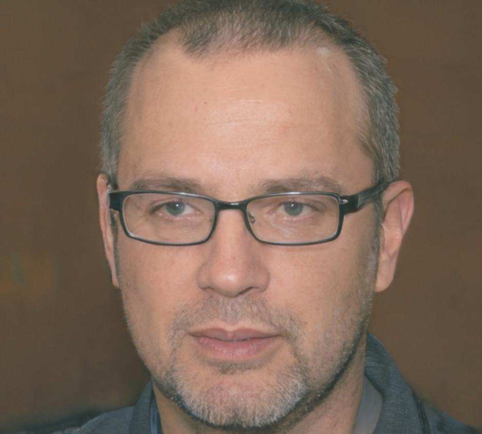 Portrait de Julien Moreau, expert en finances d'entreprise