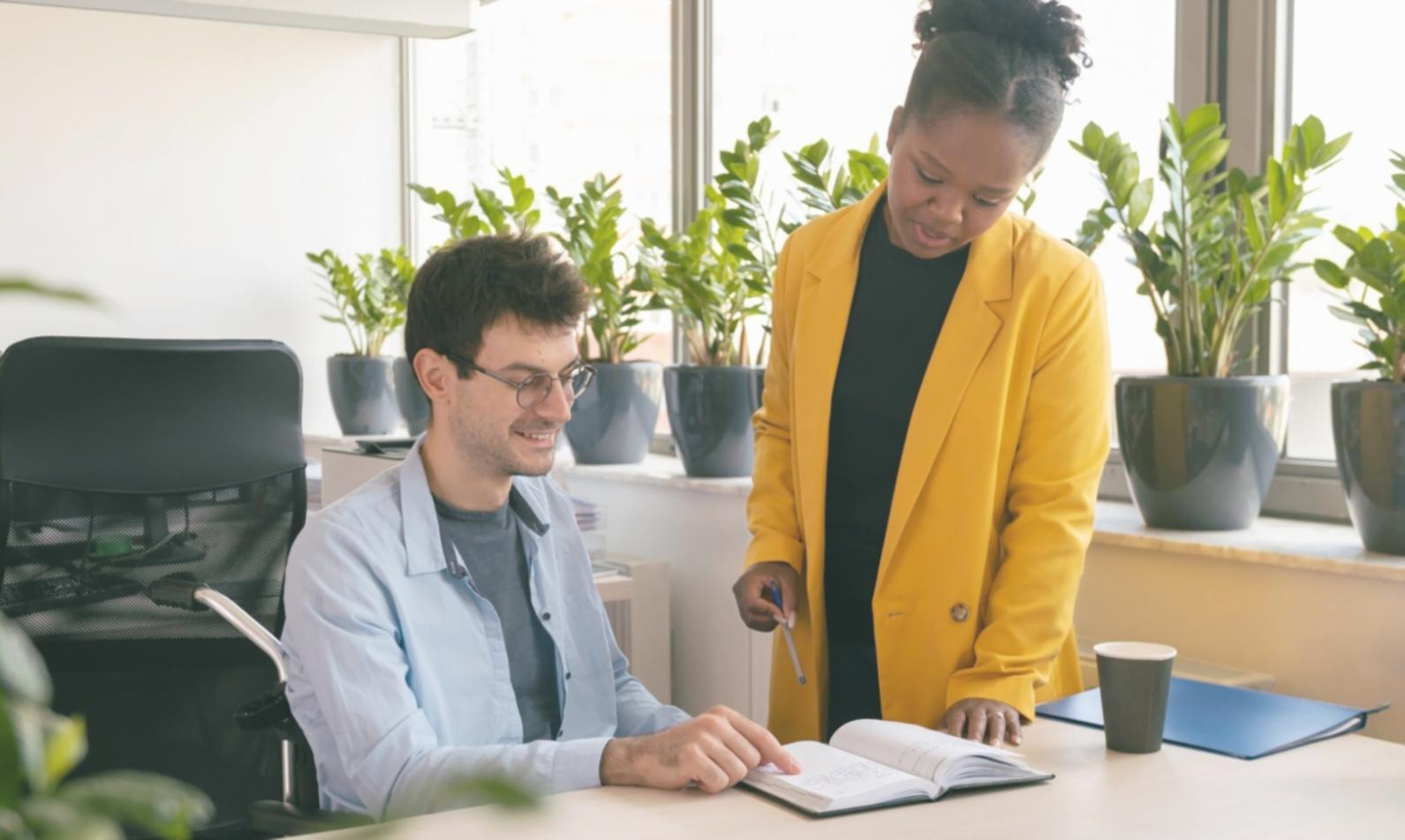 Consultation financière personnalisée avec un expert comptable analysant les documents budgétaires d'une entreprise